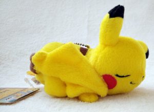 Pikachu Mania Sleeping keychain Plush side