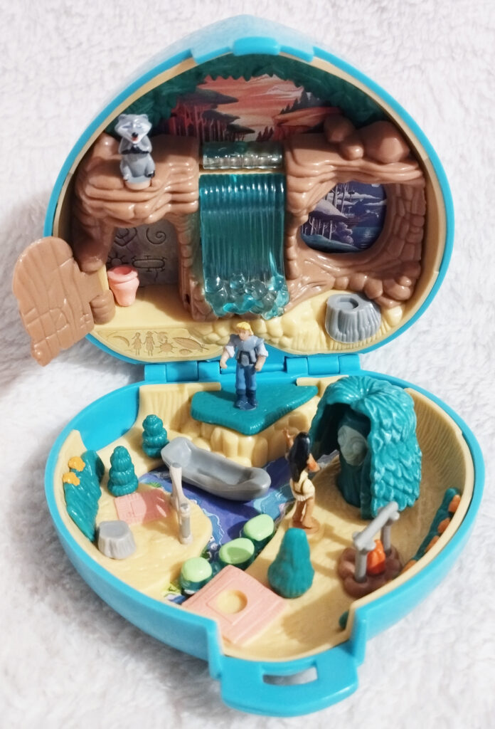 Disney Tiny Collection by Bluebird - Pocahontas Playcase, inside