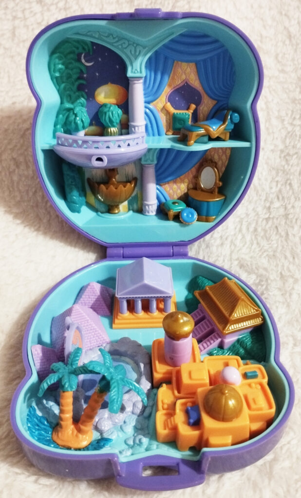 Disney Tiny Collection by Bluebird - Aladdin Playcase, inside