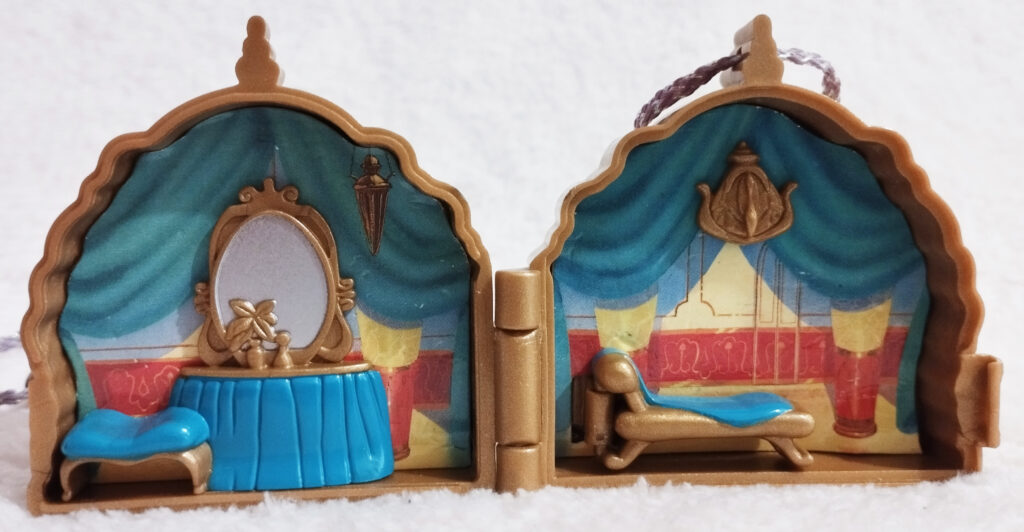 Once Upon a Time Locket by Mattel - Aladdin interior