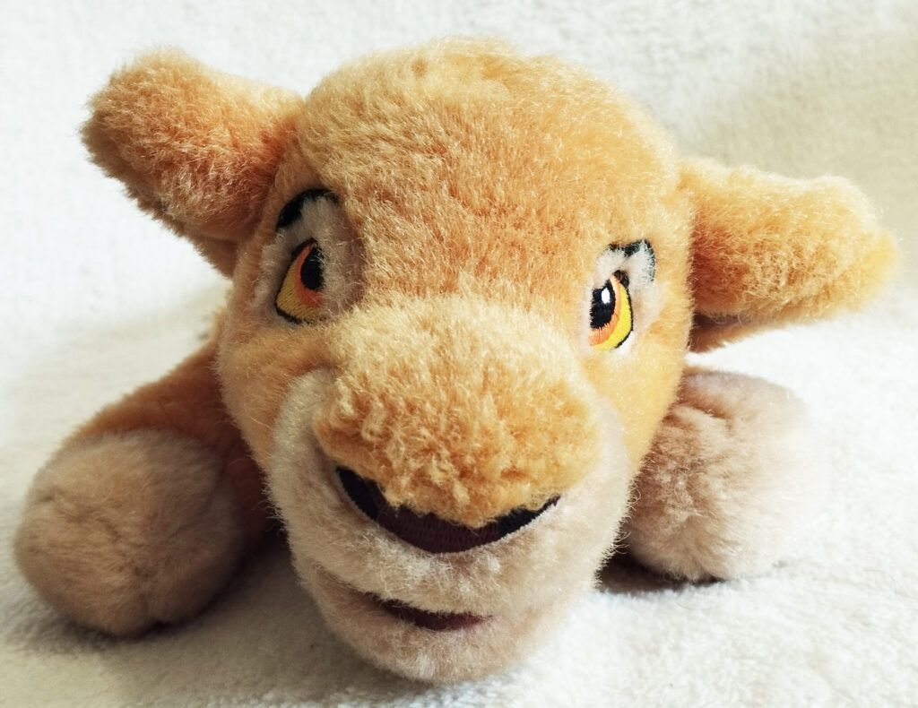 The Lion King II 1998 plush by Disneyland / Disney World / Disneystore - Kiara laying front