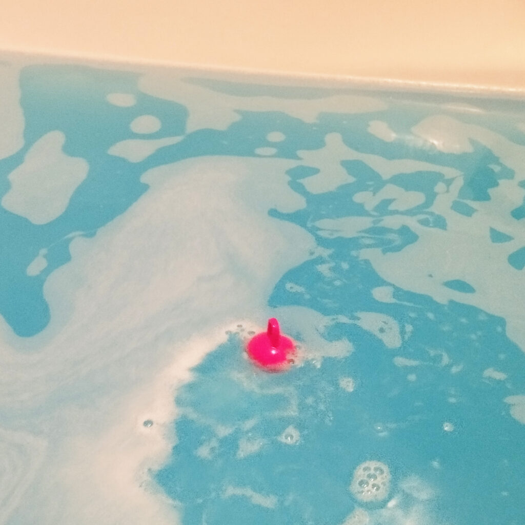 Pokémon Surprise Egg Bath Ball - Fishing in the Bath by Bandai - Float up, ready to fish