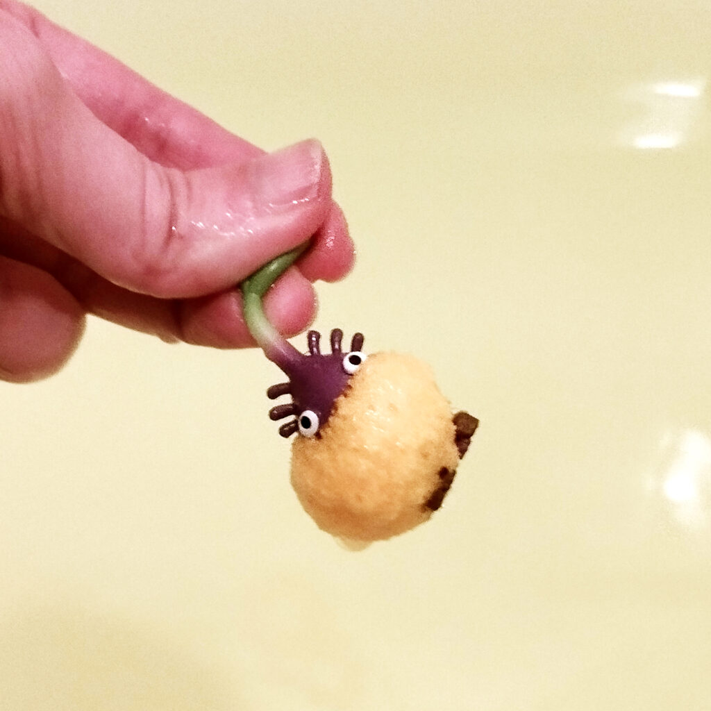 Pikmin Surprise Egg Bath Ball by Bandai - Figure emerging from bath bomb