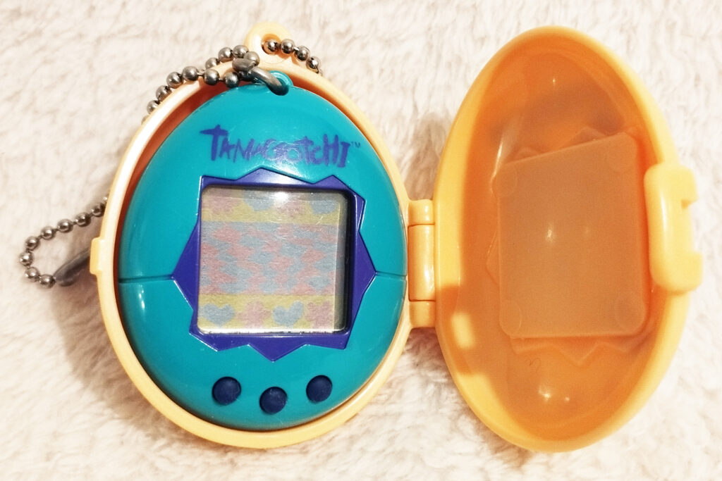 Tamagotchi Swing Case by Bandai - Maskutchi opened with a real Gen 1 Tamagotchi inside