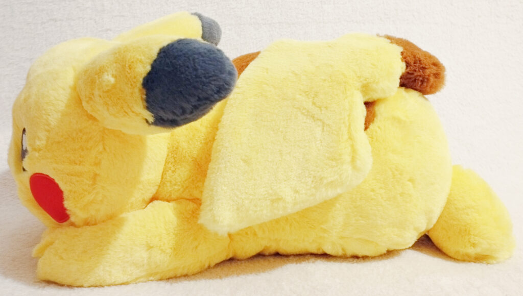 Pokémon Comfy Friends plush by Pokémon Center - Wave 3 - Pikachu (side)